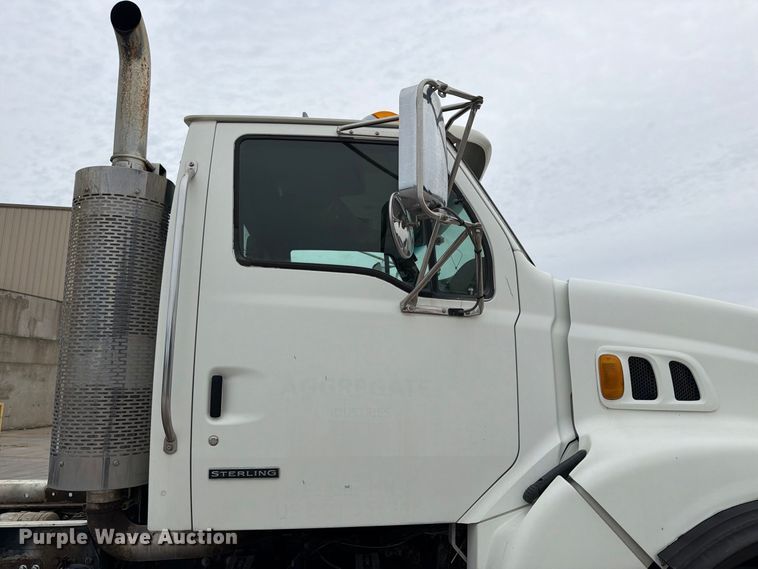 image for item FT7549 2007 Sterling L9500 truck cab and chassis