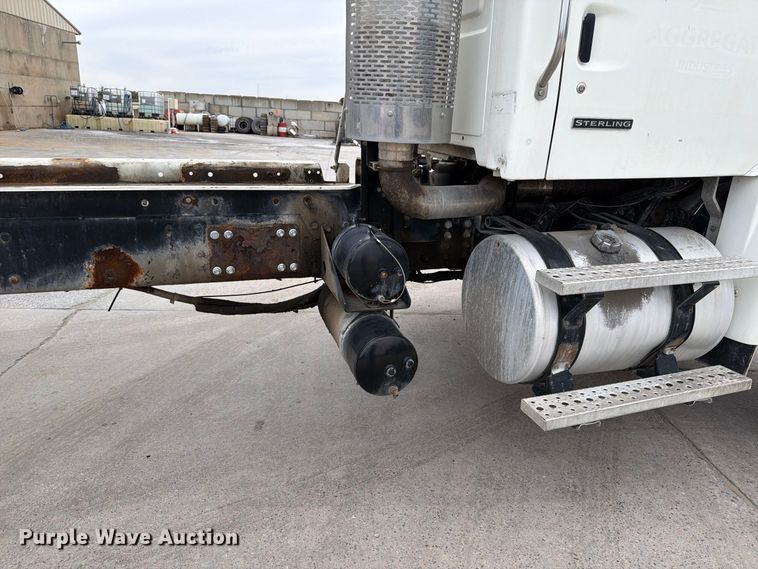 image for item FT7549 2007 Sterling L9500 truck cab and chassis