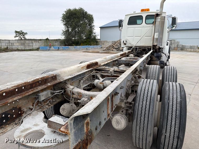 image for item FT7549 2007 Sterling L9500 truck cab and chassis