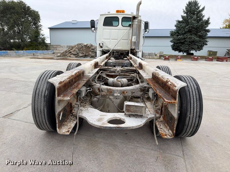 image for item FT7549 2007 Sterling L9500 truck cab and chassis