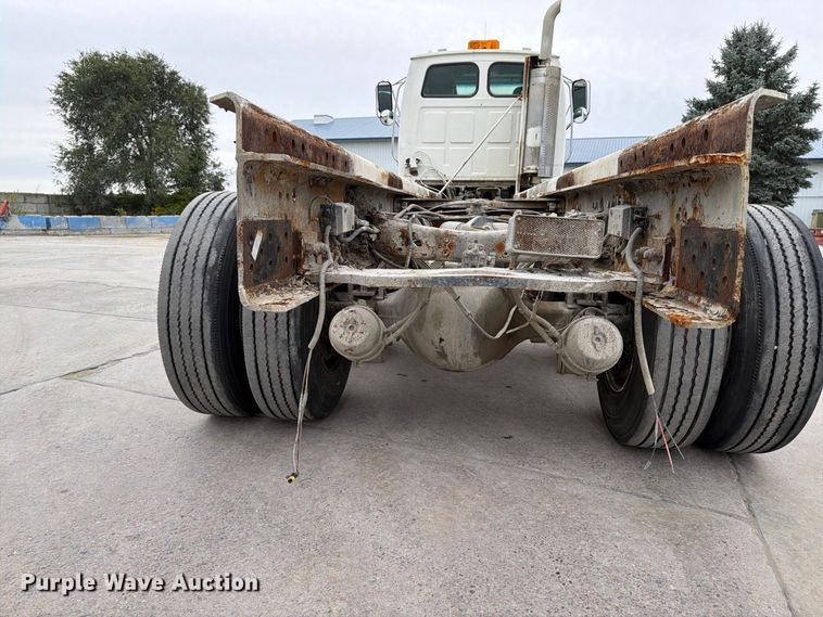 image for item FT7549 2007 Sterling L9500 truck cab and chassis