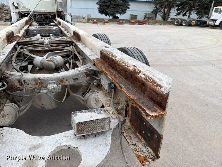 image for item FT7549 2007 Sterling L9500 truck cab and chassis