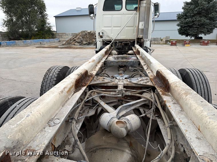 image for item FT7549 2007 Sterling L9500 truck cab and chassis