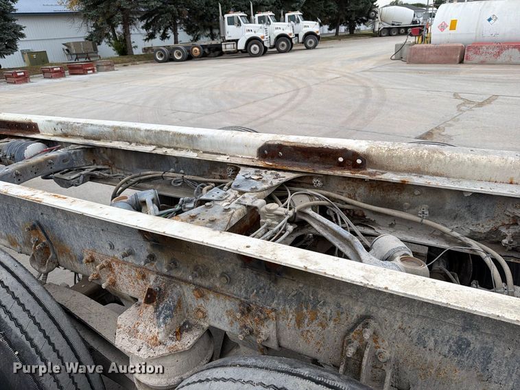 image for item FT7549 2007 Sterling L9500 truck cab and chassis