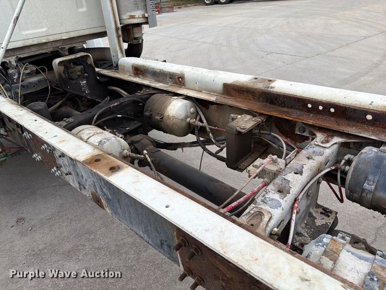 image for item FT7549 2007 Sterling L9500 truck cab and chassis