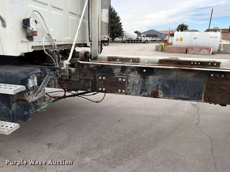 image for item FT7549 2007 Sterling L9500 truck cab and chassis