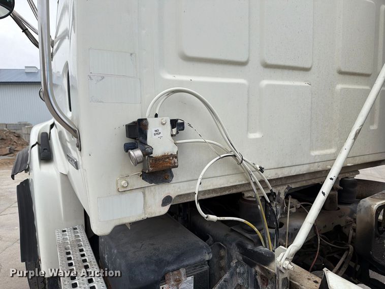 image for item FT7549 2007 Sterling L9500 truck cab and chassis