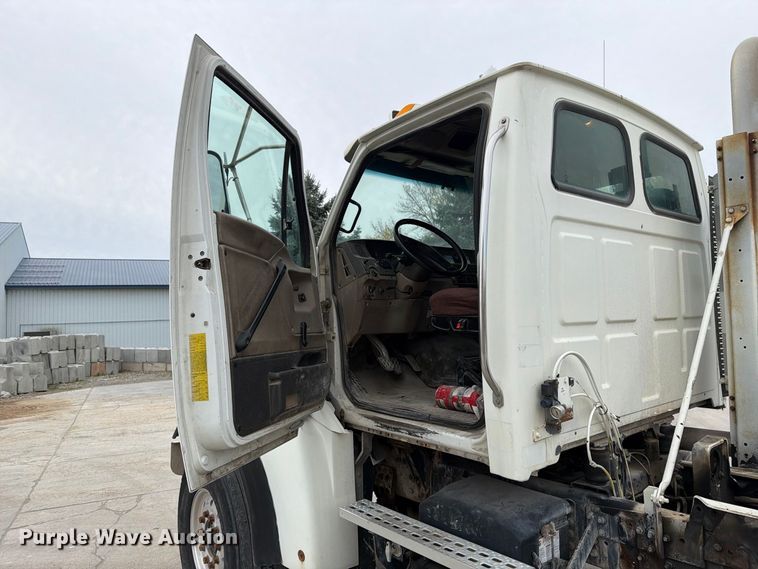 image for item FT7549 2007 Sterling L9500 truck cab and chassis