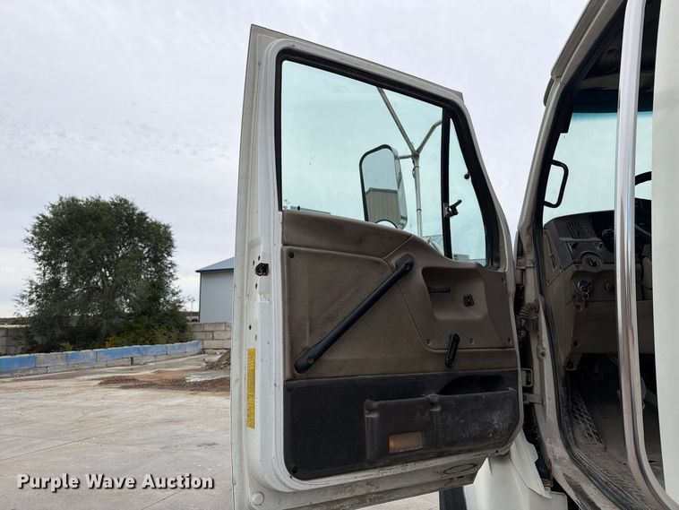 image for item FT7549 2007 Sterling L9500 truck cab and chassis