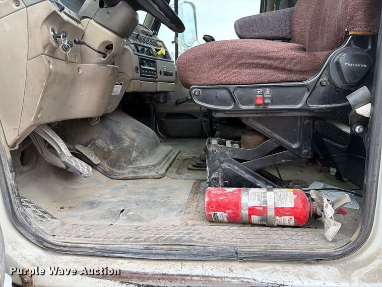 image for item FT7549 2007 Sterling L9500 truck cab and chassis
