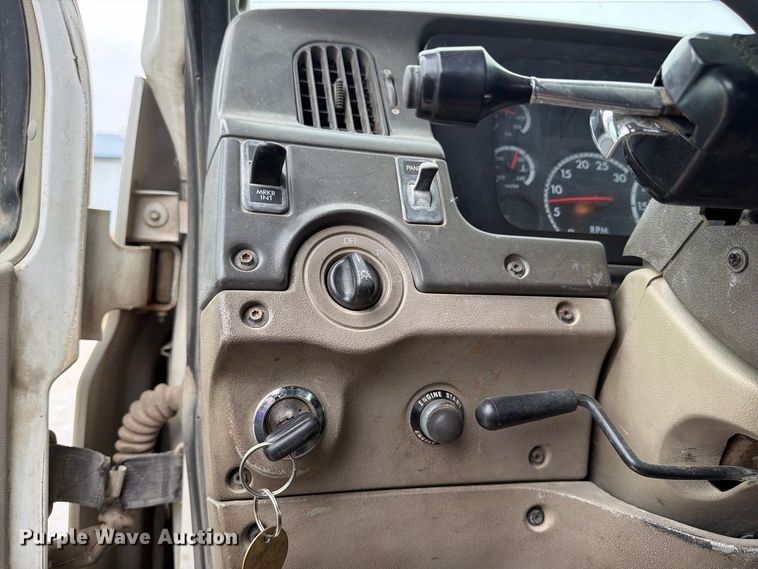 image for item FT7549 2007 Sterling L9500 truck cab and chassis