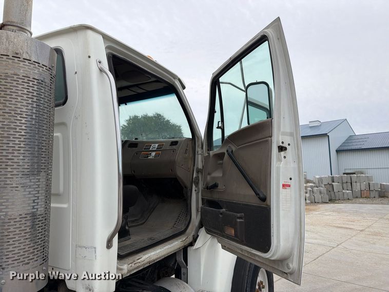 image for item FT7549 2007 Sterling L9500 truck cab and chassis