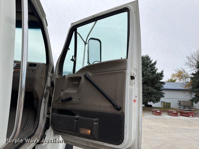 image for item FT7549 2007 Sterling L9500 truck cab and chassis
