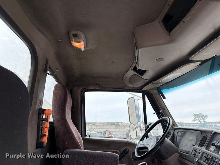 image for item FT7549 2007 Sterling L9500 truck cab and chassis