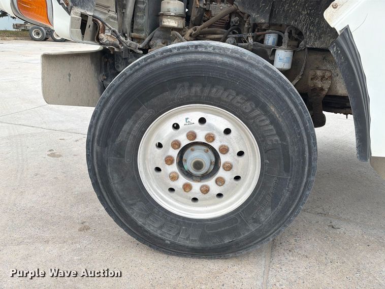 image for item FT7549 2007 Sterling L9500 truck cab and chassis