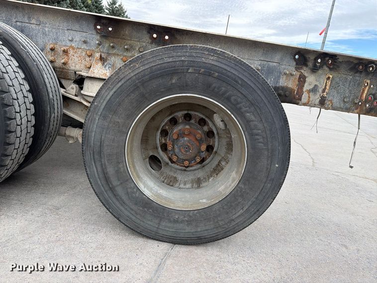 image for item FT7549 2007 Sterling L9500 truck cab and chassis