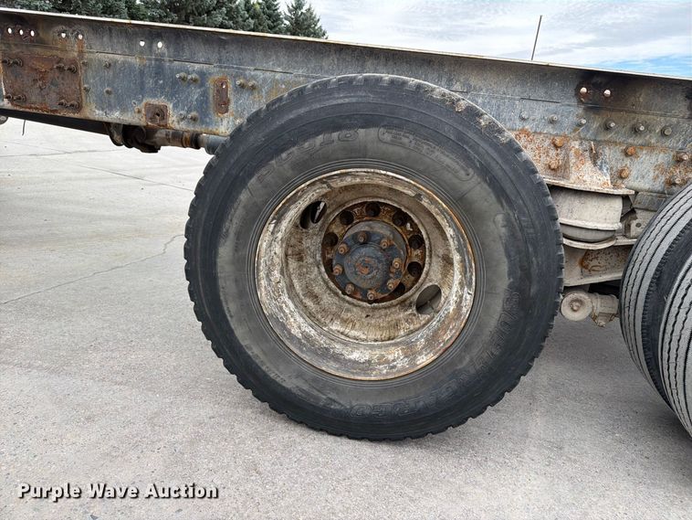 image for item FT7549 2007 Sterling L9500 truck cab and chassis