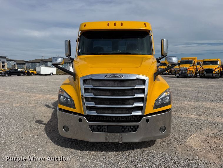 image for item FV2087 2021 Freightliner Cascadia 126 semi truck