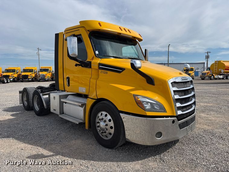 image for item FV2087 2021 Freightliner Cascadia 126 semi truck