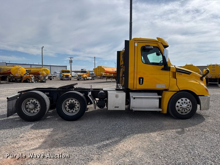 image for item FV2087 2021 Freightliner Cascadia 126 semi truck