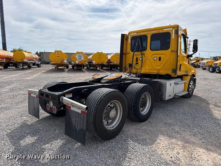 image for item FV2087 2021 Freightliner Cascadia 126 semi truck