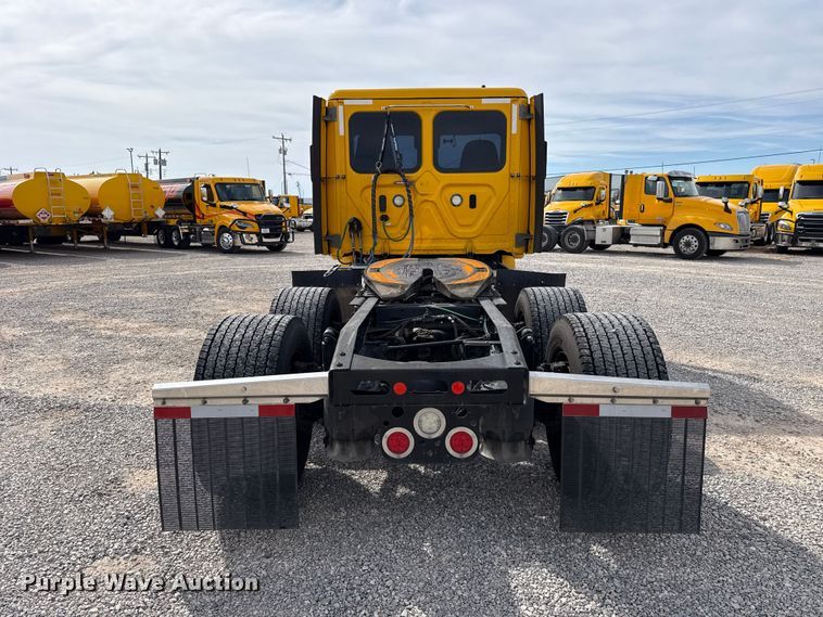 image for item FV2087 2021 Freightliner Cascadia 126 semi truck