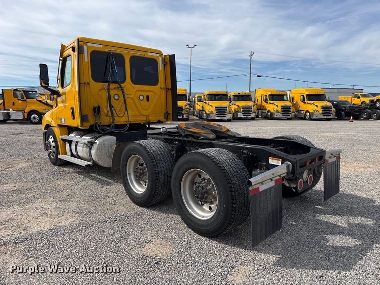 image for item FV2087 2021 Freightliner Cascadia 126 semi truck