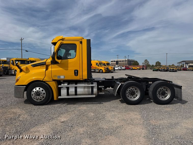 image for item FV2087 2021 Freightliner Cascadia 126 semi truck