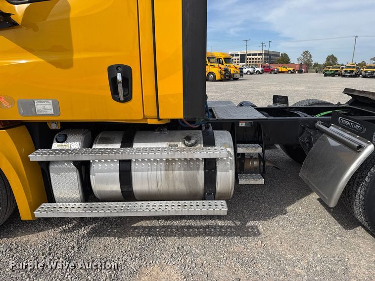 image for item FV2087 2021 Freightliner Cascadia 126 semi truck