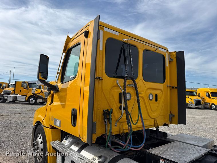image for item FV2087 2021 Freightliner Cascadia 126 semi truck