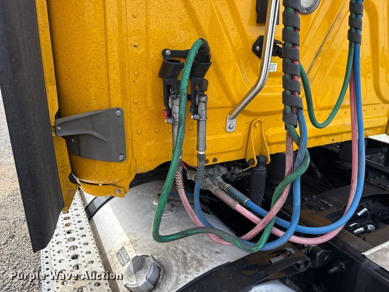 image for item FV2087 2021 Freightliner Cascadia 126 semi truck