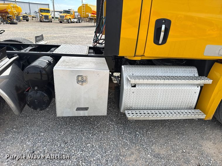image for item FV2087 2021 Freightliner Cascadia 126 semi truck