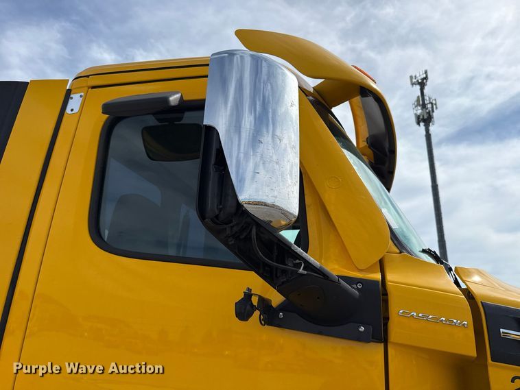 image for item FV2087 2021 Freightliner Cascadia 126 semi truck