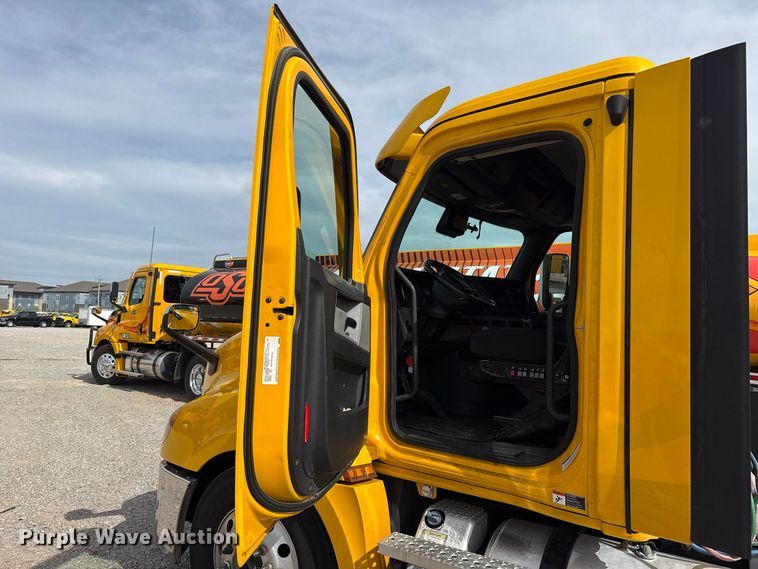 image for item FV2087 2021 Freightliner Cascadia 126 semi truck