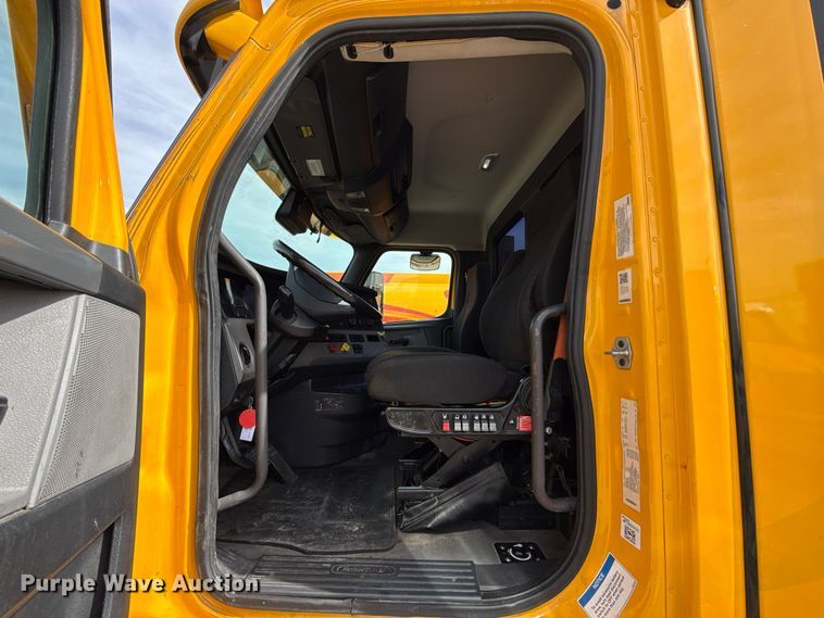 image for item FV2087 2021 Freightliner Cascadia 126 semi truck