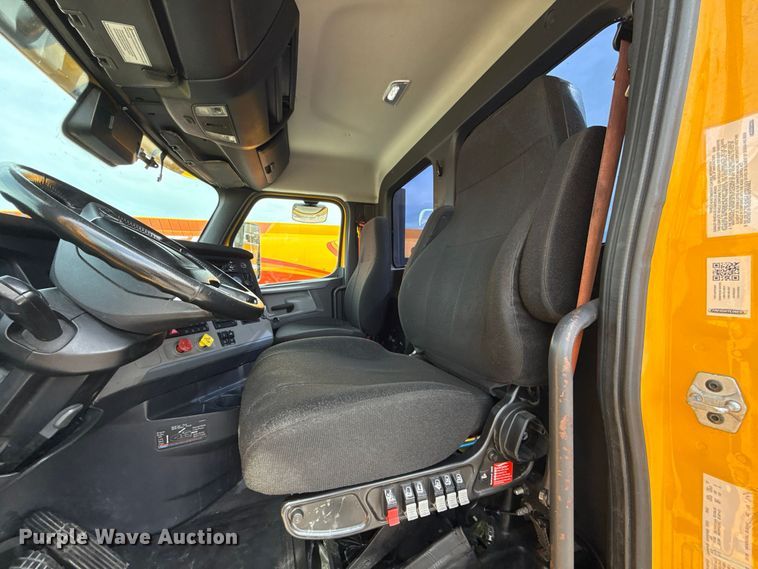 image for item FV2087 2021 Freightliner Cascadia 126 semi truck
