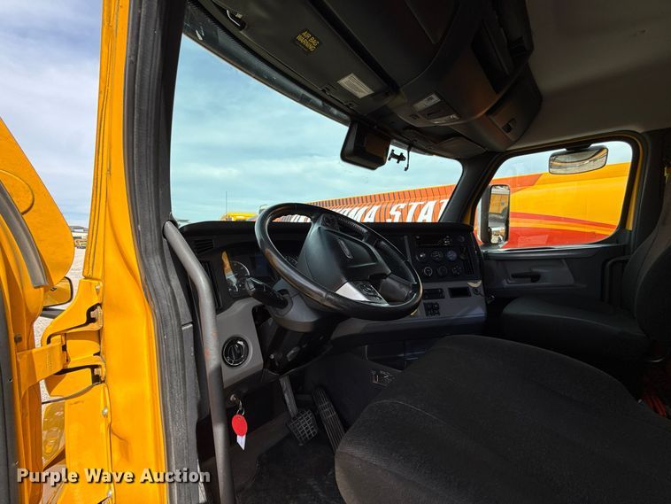 image for item FV2087 2021 Freightliner Cascadia 126 semi truck