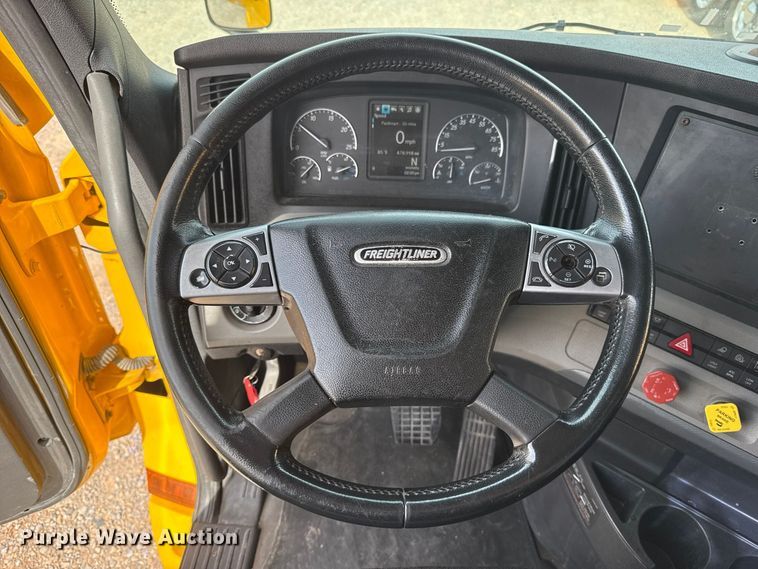 image for item FV2087 2021 Freightliner Cascadia 126 semi truck