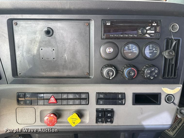 image for item FV2087 2021 Freightliner Cascadia 126 semi truck