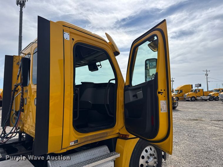 image for item FV2087 2021 Freightliner Cascadia 126 semi truck