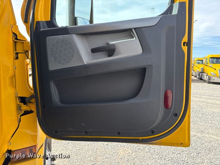 image for item FV2087 2021 Freightliner Cascadia 126 semi truck