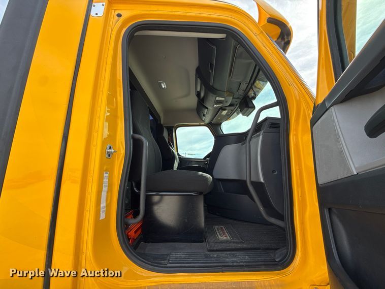 image for item FV2087 2021 Freightliner Cascadia 126 semi truck