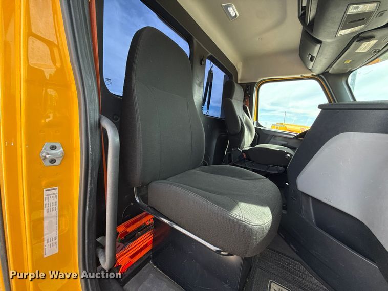 image for item FV2087 2021 Freightliner Cascadia 126 semi truck
