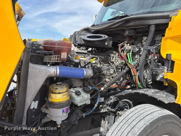 image for item FV2087 2021 Freightliner Cascadia 126 semi truck