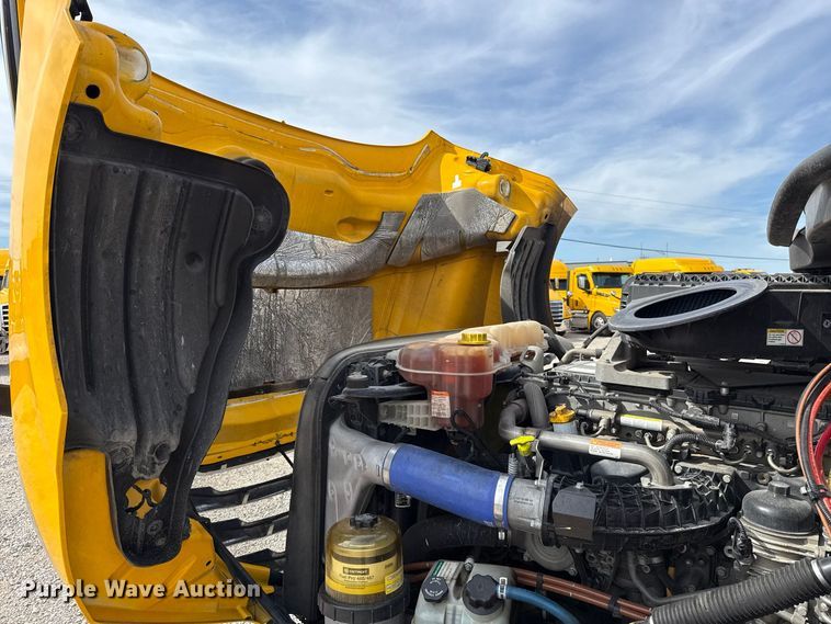 image for item FV2087 2021 Freightliner Cascadia 126 semi truck