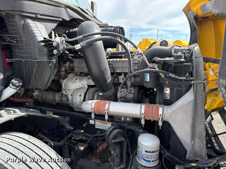 image for item FV2087 2021 Freightliner Cascadia 126 semi truck