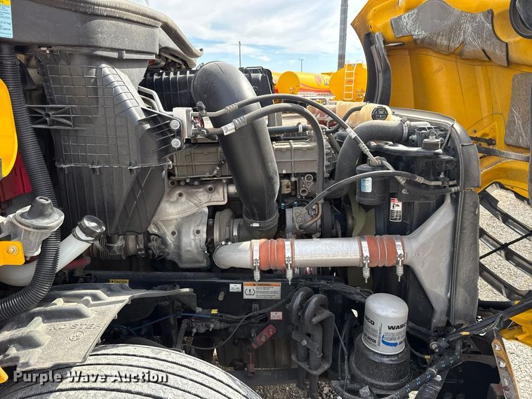 image for item FV2087 2021 Freightliner Cascadia 126 semi truck