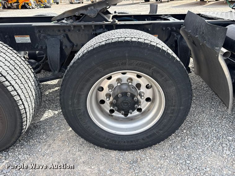 image for item FV2087 2021 Freightliner Cascadia 126 semi truck
