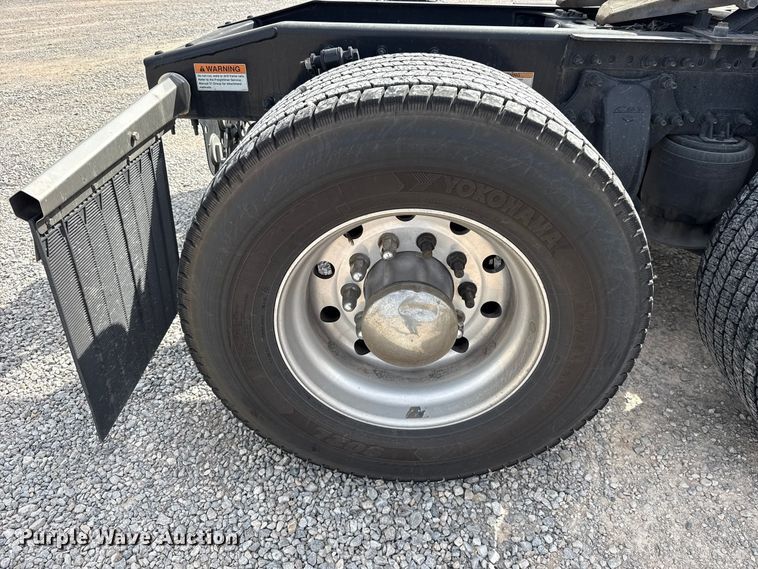 image for item FV2087 2021 Freightliner Cascadia 126 semi truck