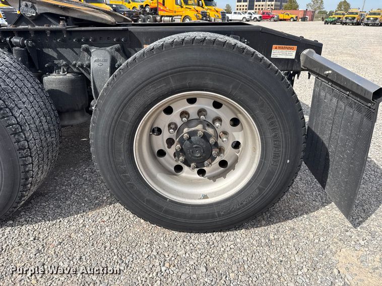 image for item FV2087 2021 Freightliner Cascadia 126 semi truck
